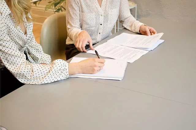 To personer i konsultasjon